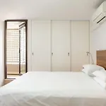 Beachfront Manly Apartment With Balcony & Parking