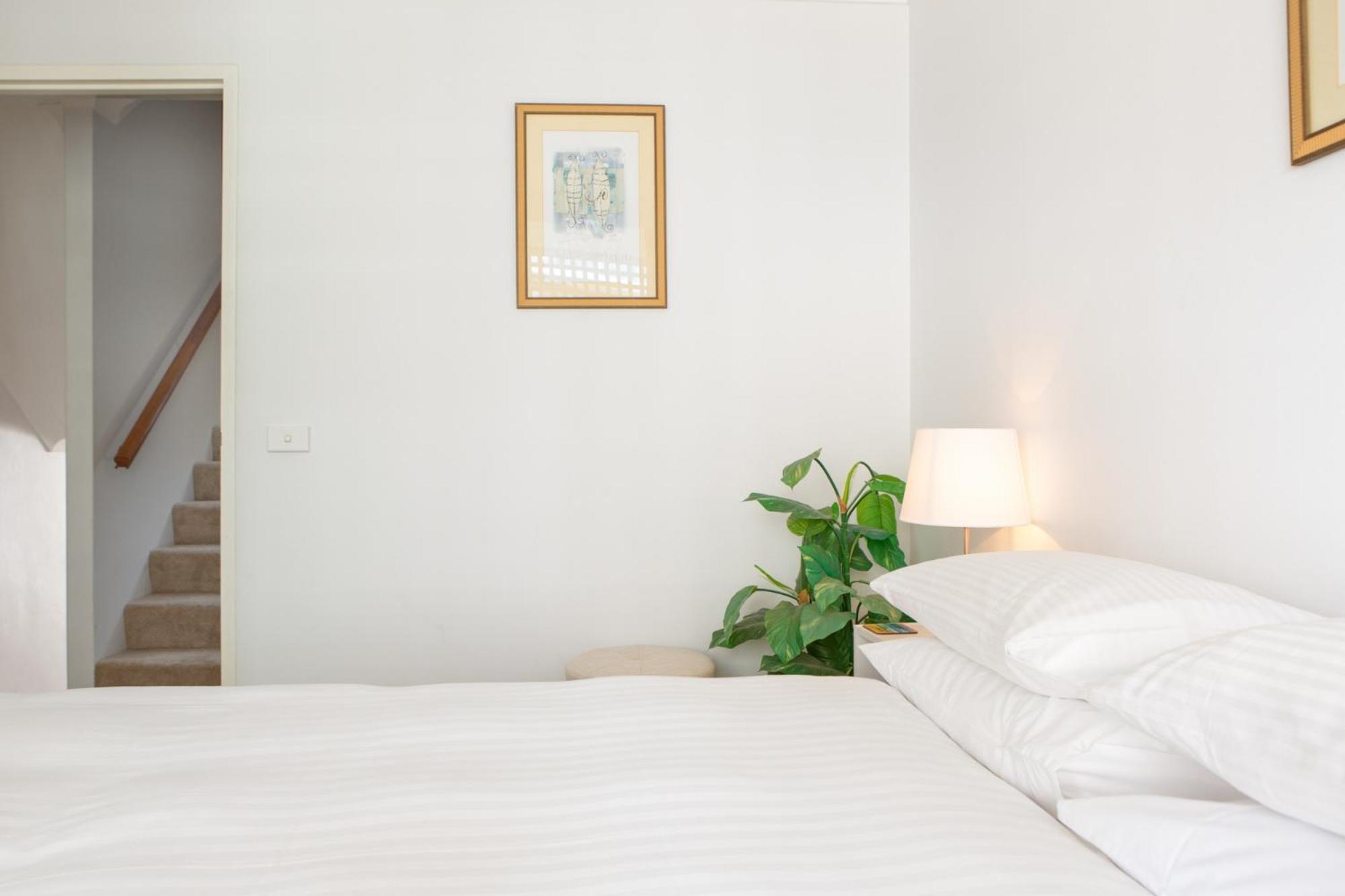 Beachfront Manly With Balcony & Parking *