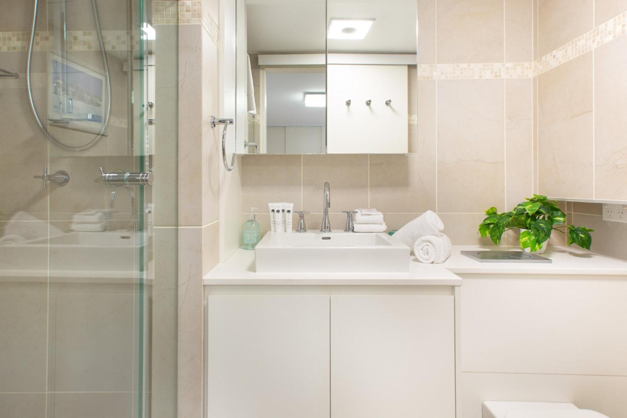Beachfront Manly With Balcony & Parking * Sydney